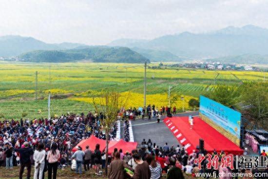 福建浦城举办大武夷油菜花节，吸引近千名游客感受田园风光