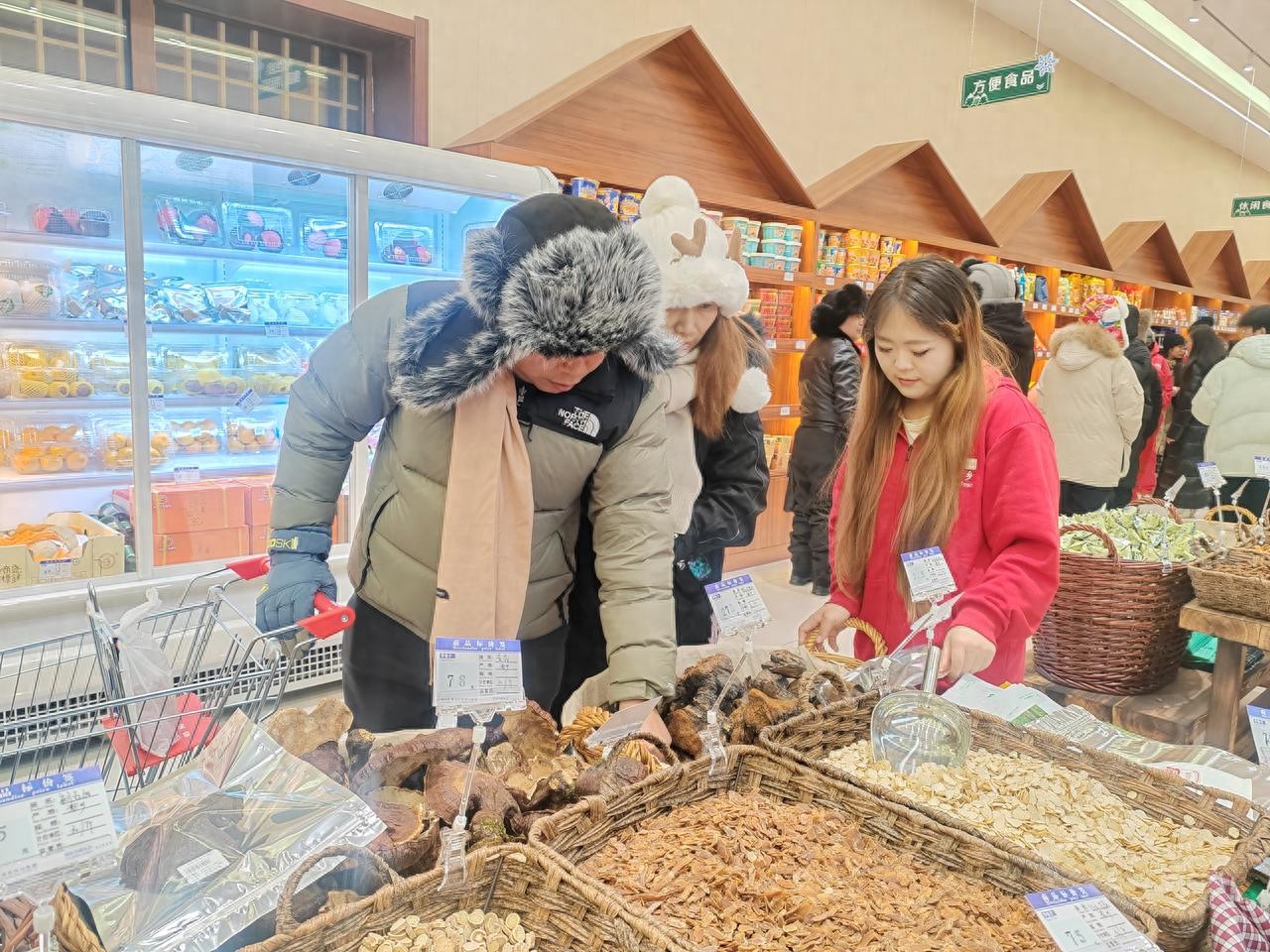 中国雪乡冬季冰雪美景与平价超市一站式购物体验
