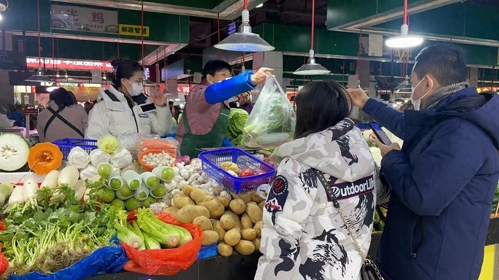 雪后南京桥北农贸市场热闹非凡，市民采购年货迎接寒冬