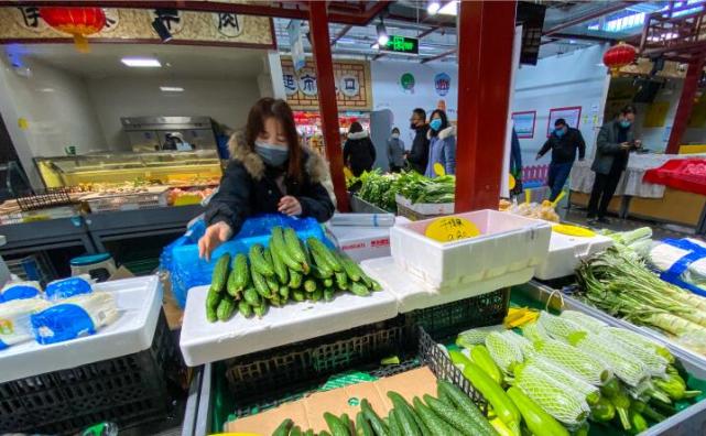 河南商报联合郑州市市场发展中心保障菜篮子，100吨平价蔬菜直供郑州