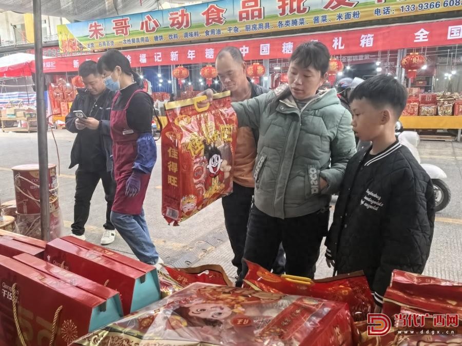 新春将至，南宁金桥国际农产品批发市场年货琳琅满目，海鲜摊忙碌补货迎佳节