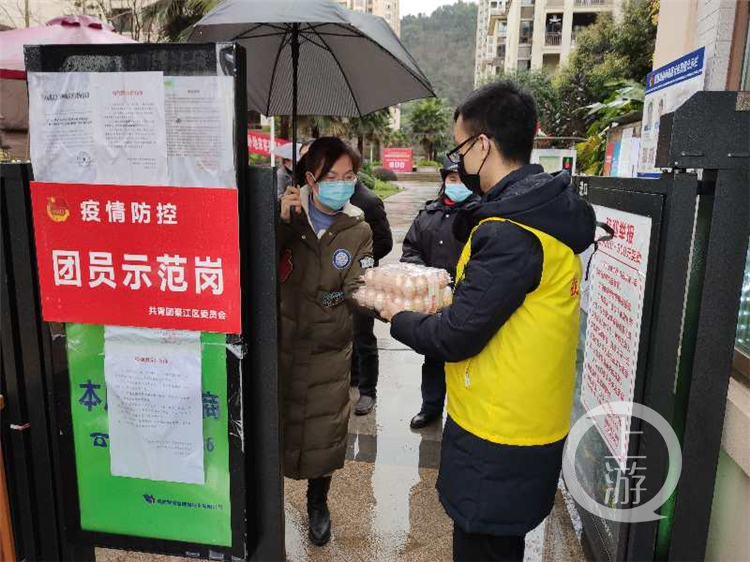 綦江区篆塘镇农产生鲜送货员疫情期间奔波送菜，鱼梁村养鱼户鱼滞销