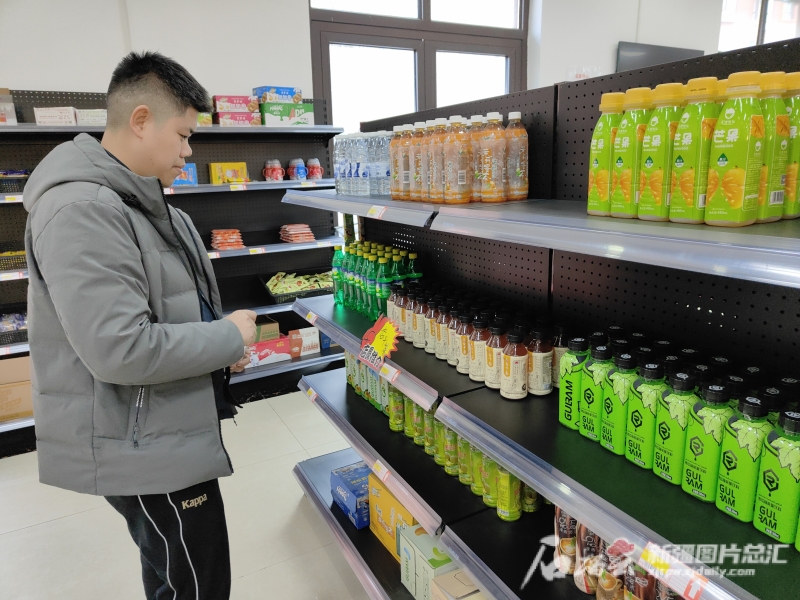 1月25日喀什地区供销社门店店长整理商品，名优特产品直销活动成果显著