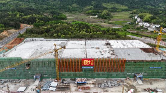 4月27日安徽黄山太平经开区冷链物流产业园1号库主体封顶