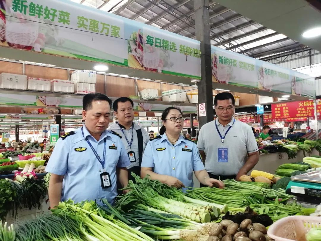 最新食用农产品安全法_右江区农贸市场食用农产品整治_“源头治理+智慧监管+社会共治”模式