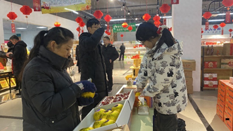 合肥城隍庙商圈举办皖美农品年货节，市民纷纷前来选购