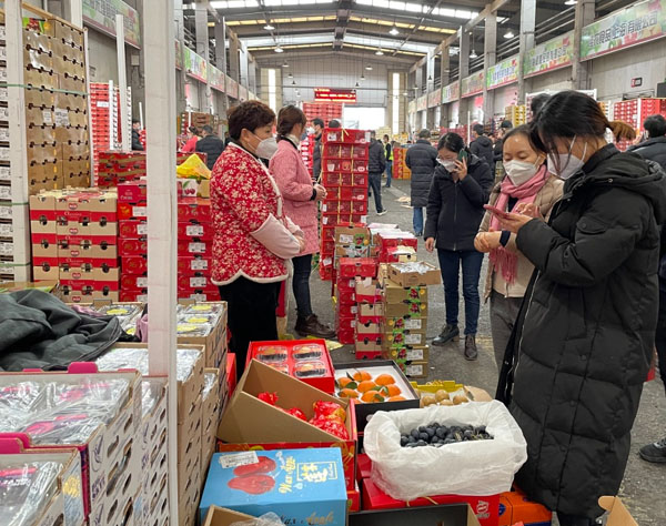 春节西郊农产品批发市场供应充足_西郊农产品交易中心_春节上海蔬菜水果价格稳定