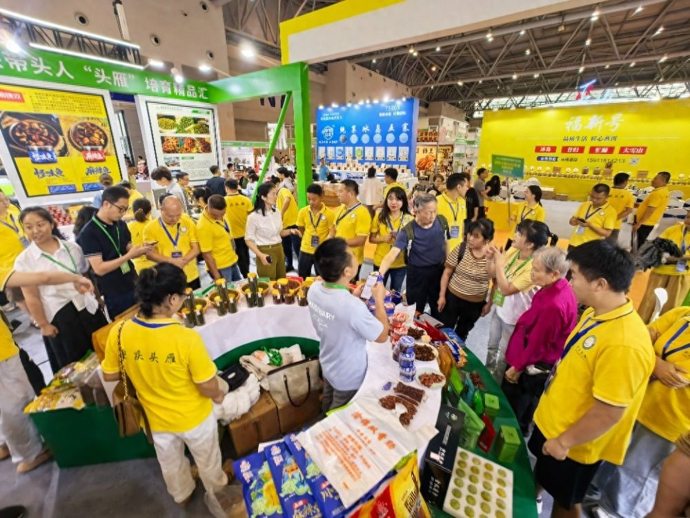 重庆头雁农产品展销会开幕：12个免费展位助力乡村振兴，茶油、腊肉、蜂蜜等特色农产品集中亮相
