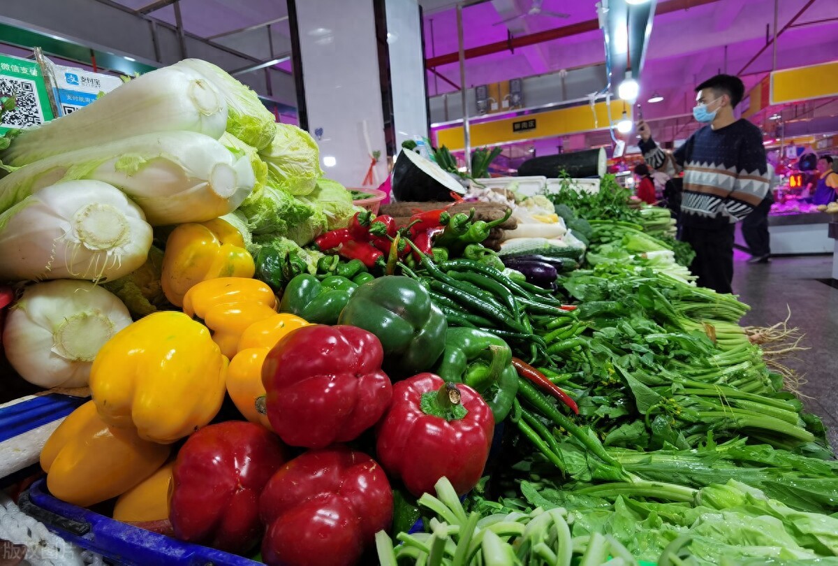 河南菜价跌了？4月白菜5毛辣椒2元，菜农直呼伤不起