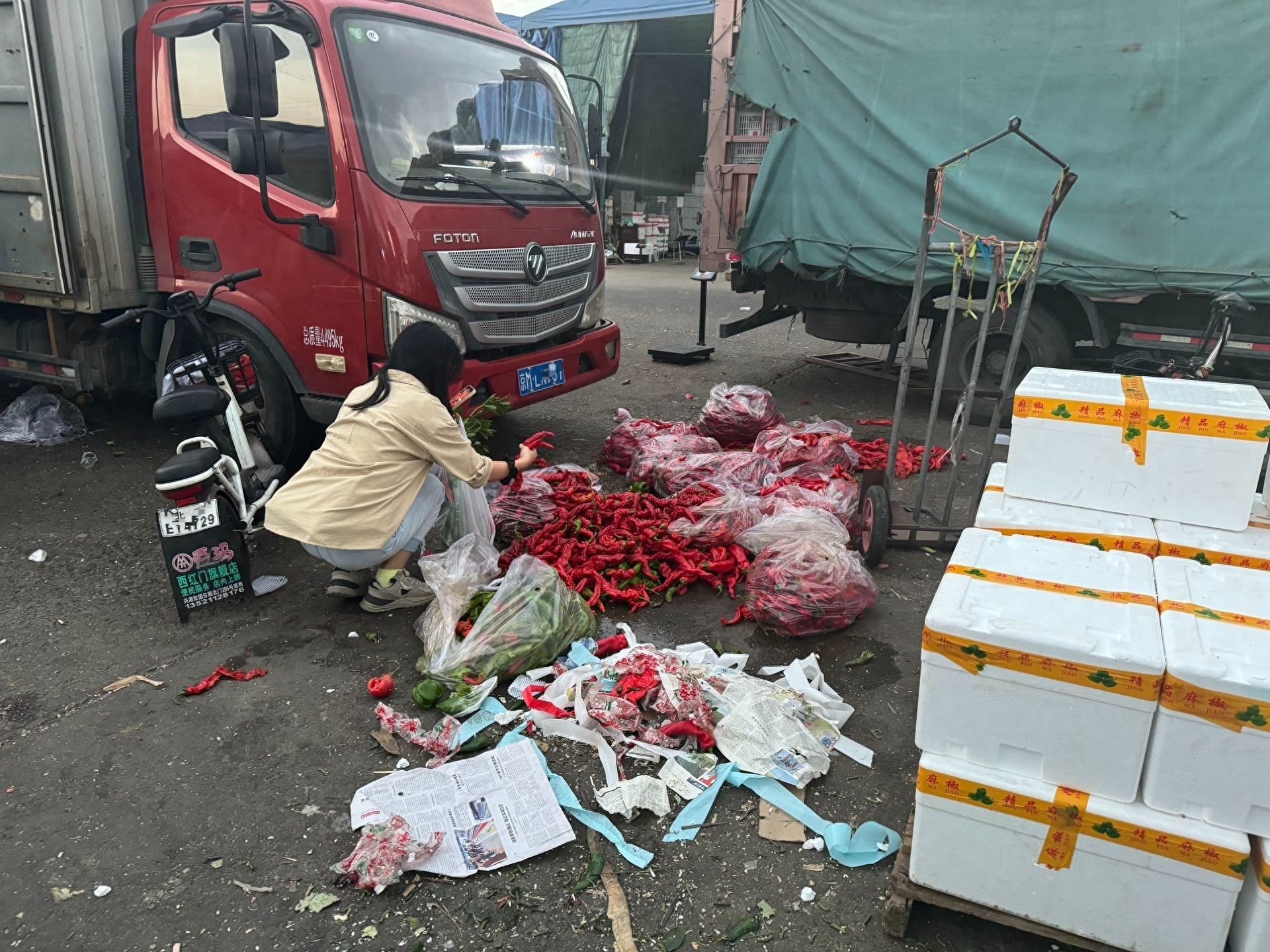 新发地市场里，一群年轻人正忙着捡菜？都是交通惹的祸