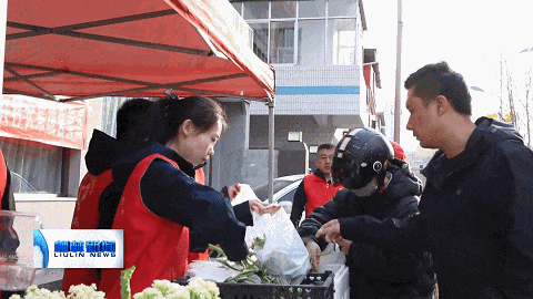 柳林县工会楼底！新鲜蔬菜产地直供，市民抢购超热闹