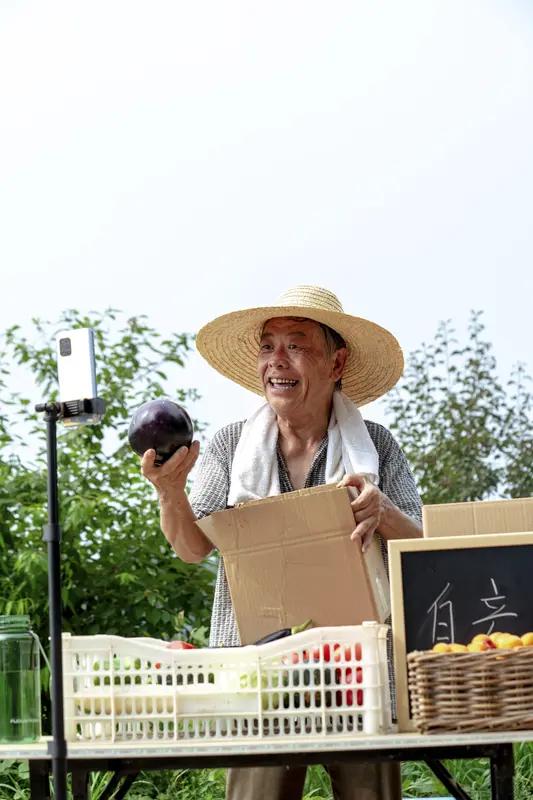 农产品一般在哪里推销？自己直播卖货更赚钱